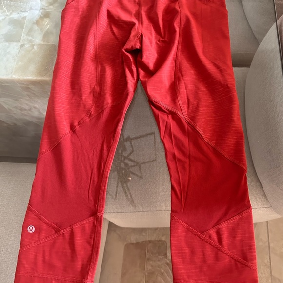 New Lulu lemon Capri leggings. Size 6 - Picture 2 of 2